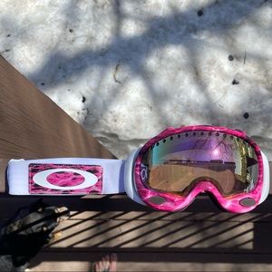 Women’s Oakley Goggles gently used -no major scratches